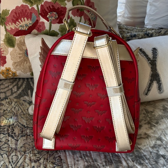 Wonder Woman loungefly backpack NWOT - Picture 2 of 7